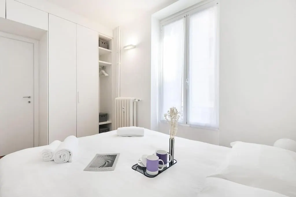 Easylife - A Touch Of Design In Porta Venezia Apartment Milan