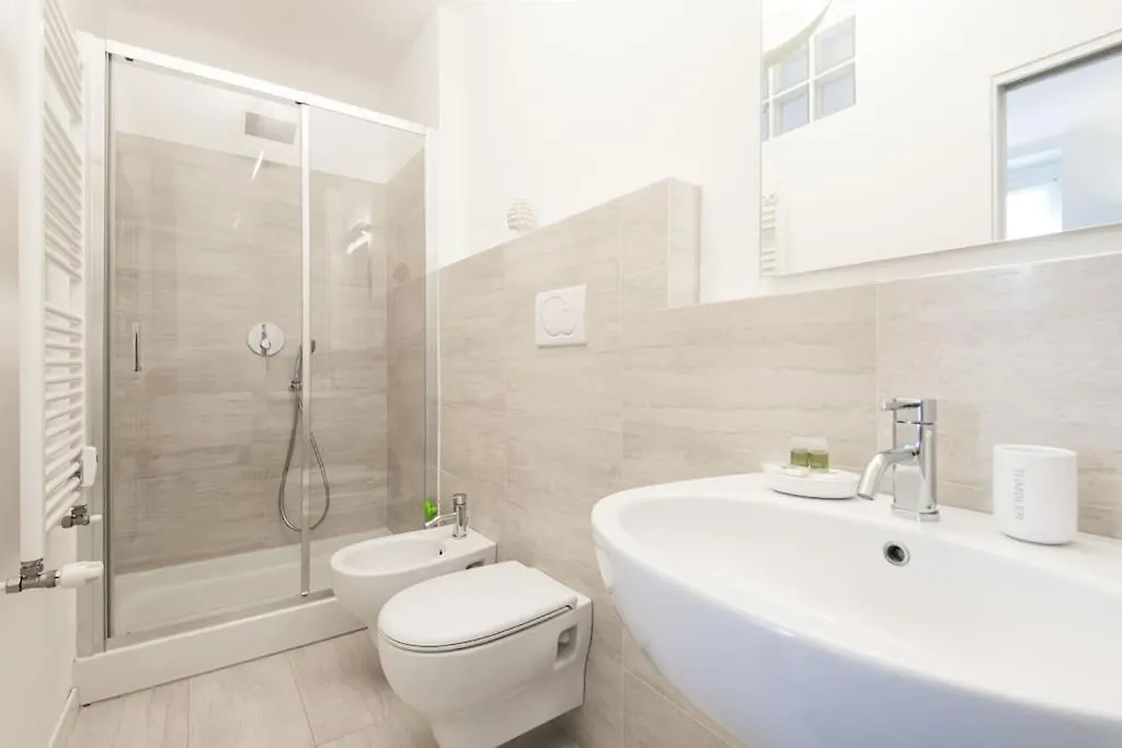 Easylife - A Touch Of Design In Porta Venezia Apartment Milan
