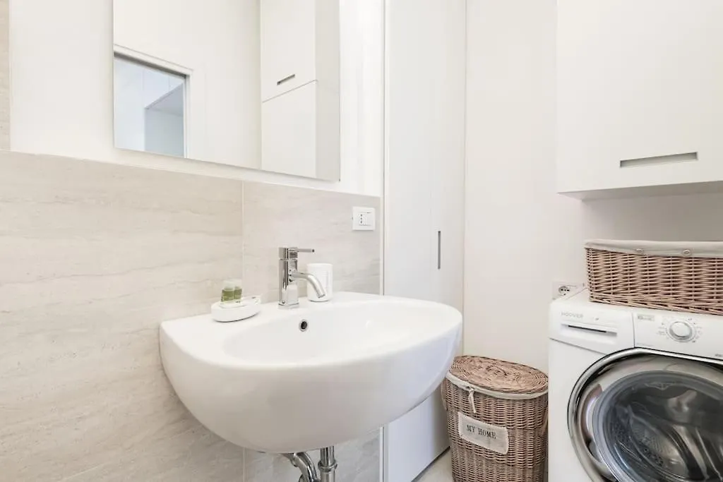 Easylife - A Touch Of Design In Porta Venezia Apartment Milan