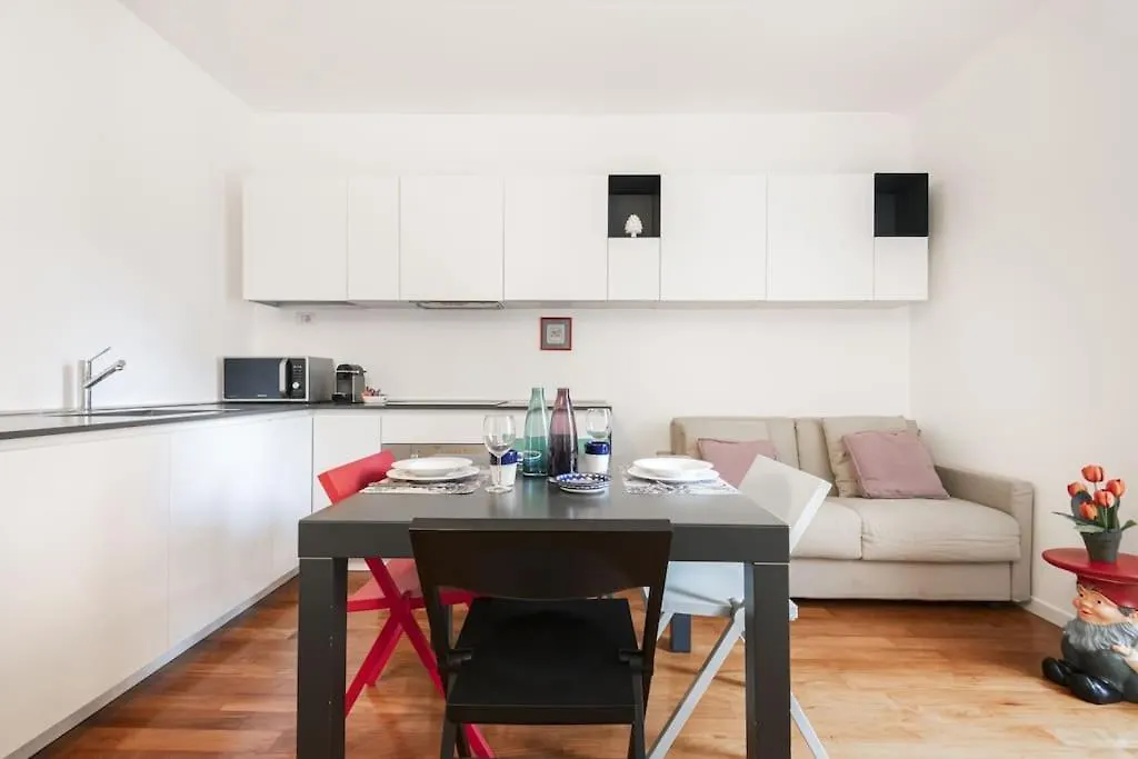 Easylife - A Touch Of Design In Porta Venezia Apartment Milan